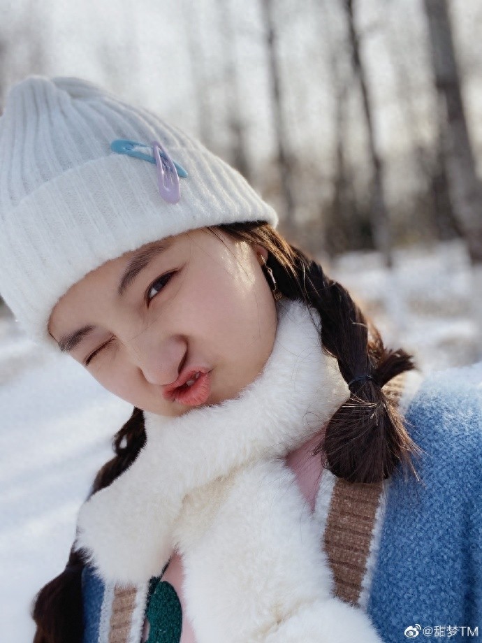 冰清玉洁的小美女牛欣欣，雪地林中留美照