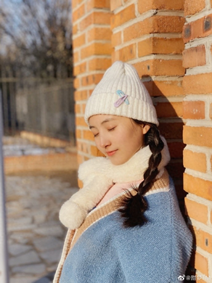 冰清玉洁的小美女牛欣欣，雪地林中留美照