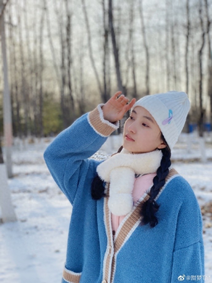 冰清玉洁的小美女牛欣欣，雪地林中留美照