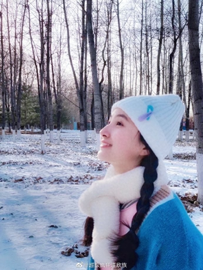 冰清玉洁的小美女牛欣欣，雪地林中留美照