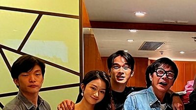 ​钱小豪钱嘉乐为父母庆生祖孙三代长相相似，汤盈盈穿红衣抢镜