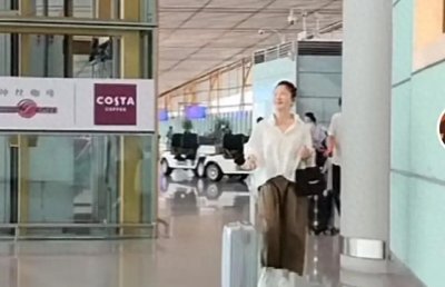 ​63岁付笛声小跑体力不支，穿1300T恤太阔气，和任静同框像父女