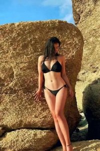 ​张曼源比基尼惊艳登场，泳池边的完美身材令人瞠目结舌！