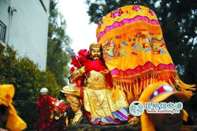 ​昆明晋宁三月十三 上万游客赶庙会吃米线