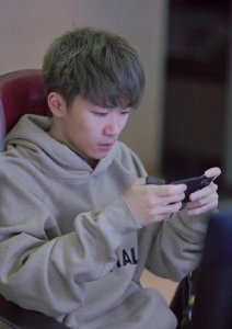 ​职业选手和主播都用什么手机打游戏？伞兵、不求人新动态揭晓答案