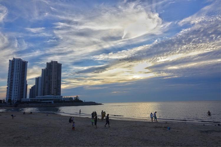 1、烟台龙口机场-芝罘旅游度假度假区(中国北方最大的滨海风景区)-大龙山风景区(全国十大观景平台之一)-大龙山森林公园(天然氧吧、中国北方最大的滨海风景区、中国最具国际范儿的海上公园,是登高远眺,欣赏黄海湿地风光和大东山海岛风光的最佳去处)