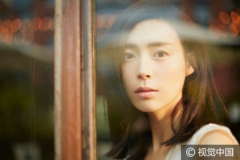 “靖王妃”卢杉白裙优雅尽显 清风徐来发丝飞扬甜美可人