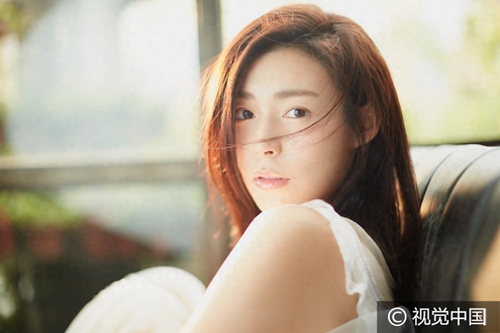 “靖王妃”卢杉白裙优雅尽显 清风徐来发丝飞扬甜美可人