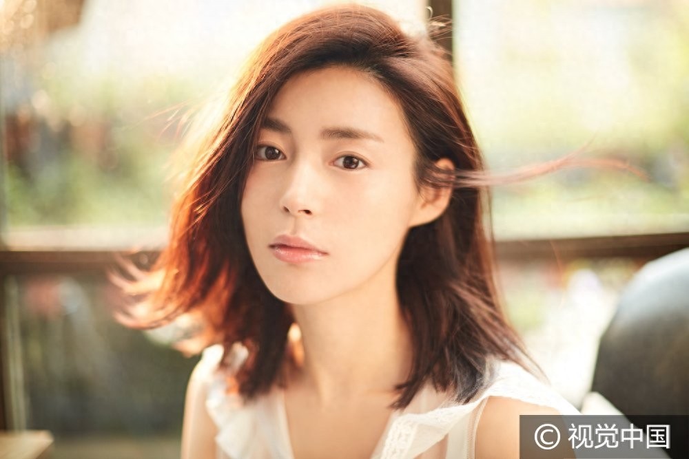 “靖王妃”卢杉白裙优雅尽显 清风徐来发丝飞扬甜美可人