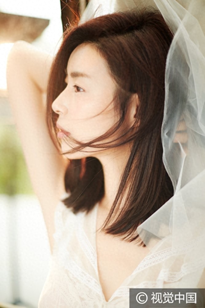 “靖王妃”卢杉白裙优雅尽显 清风徐来发丝飞扬甜美可人