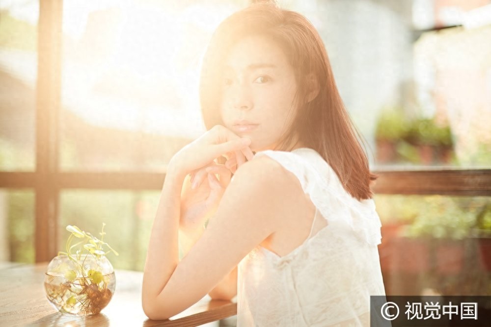 “靖王妃”卢杉白裙优雅尽显 清风徐来发丝飞扬甜美可人