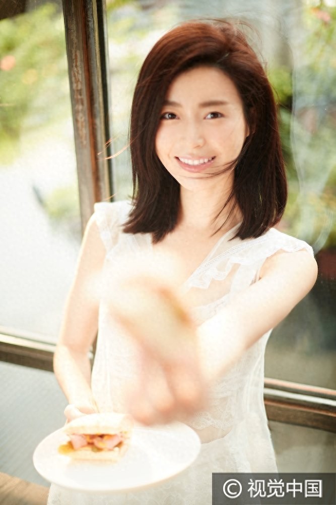 “靖王妃”卢杉白裙优雅尽显 清风徐来发丝飞扬甜美可人