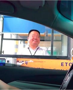 ​高速收费员假笑什么情况？高速收费员假笑真相揭秘令人心疼
