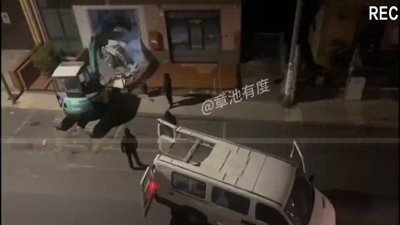 ​窃贼开挖掘机盗取自动取款机，过程让人瞠目结舌