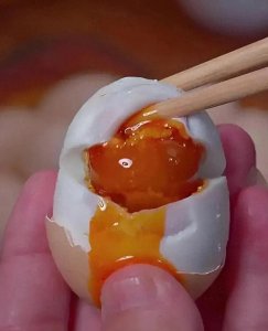 ​腌制冒油咸鸡蛋别再用盐水泡制了，试试干腌法，可快速出油