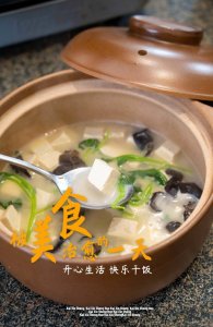 ​鲫鱼汤怎样做才好喝？大厨教你做法，汤白味浓又营养！