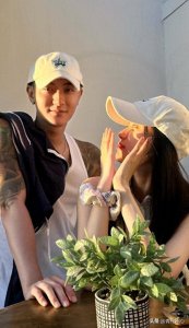 ​黄子韬七夕节撒狗粮，街头弯腰为女友拍照，徐艺洋望夫眼一脸爱慕