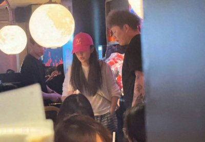 ​佟丽娅烤鱼聚餐曝光！红色帽子搭配秀发，气质与亲切感爆棚