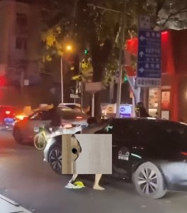 ​三观尽毁,男子一丝不挂当街非礼汽车?离谱程度超过印度三嫂