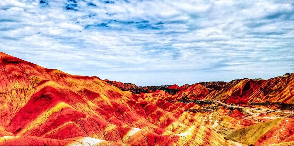 5、张掖丹霞景区有四个层次六个相对独立的地貌群，色彩绚丽，造型奇特。