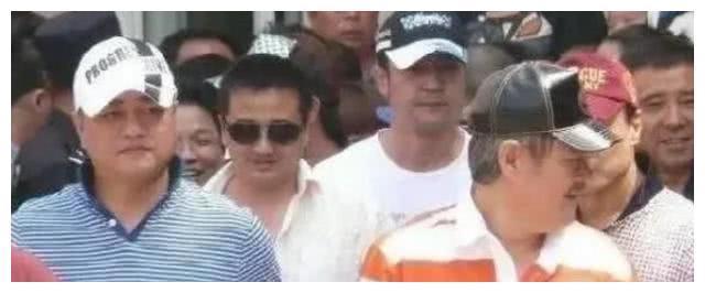 赵本山身边的保镖“张家豪”,娶了一位警察当老婆升职总裁