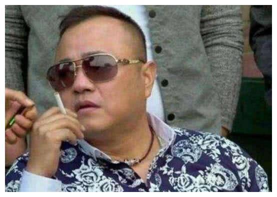 赵本山身边的保镖“张家豪”,娶了一位警察当老婆升职总裁