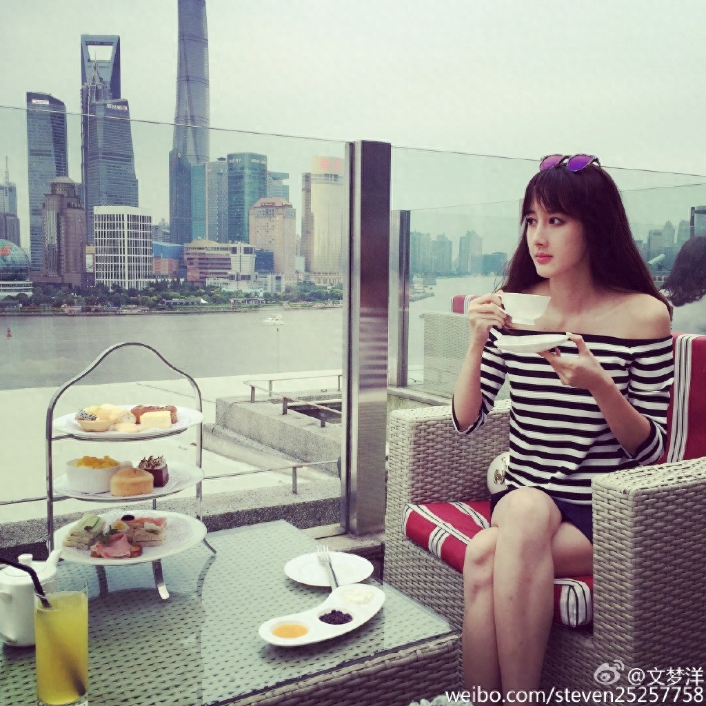 文梦洋,因《丑女无敌》演小艾而爆红的她,穿衣搭配起来好漂亮