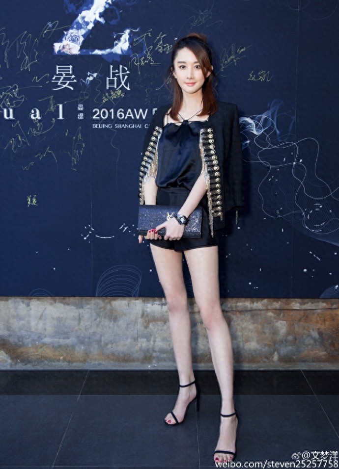 文梦洋,因《丑女无敌》演小艾而爆红的她,穿衣搭配起来好漂亮