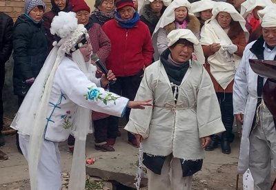 ​福建50岁农妇给别人哭灵24年，一场3000元一天三场，已在城里买房
