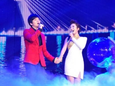 ​陌陌关迟录制央视节目《开门大吉》，登台演唱《喀秋莎》