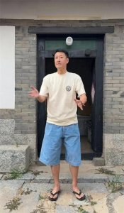 ​49岁于震回龙口老家，家中杂草丛生，穿拖鞋开心跳舞，边跳边拔草