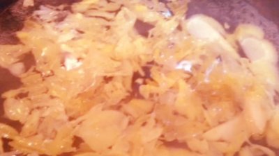 ​酸菜炖脊骨的做法