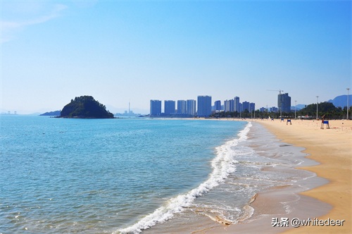 冬日的惠州大亚湾黄金海岸 -- 蓝天白云，海天一色