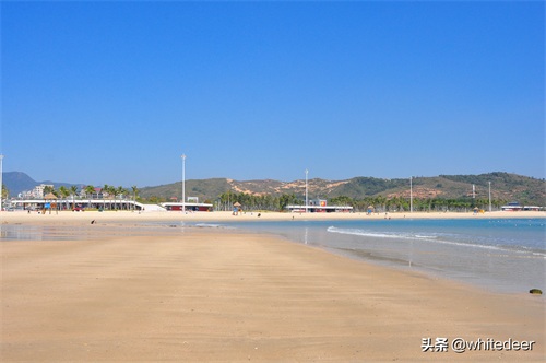 冬日的惠州大亚湾黄金海岸 -- 蓝天白云，海天一色