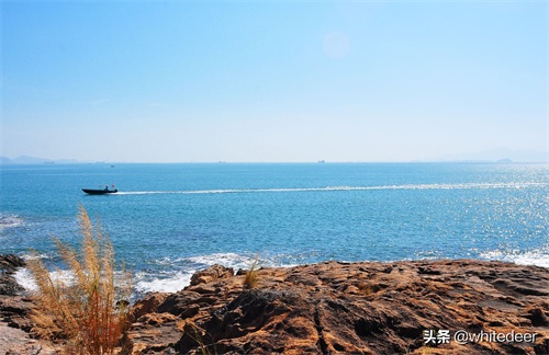 冬日的惠州大亚湾黄金海岸 -- 蓝天白云，海天一色