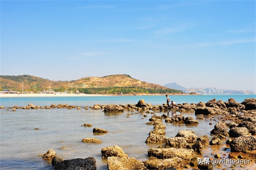 冬日的惠州大亚湾黄金海岸 -- 蓝天白云，海天一色