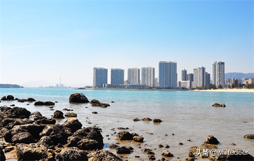 冬日的惠州大亚湾黄金海岸 -- 蓝天白云，海天一色