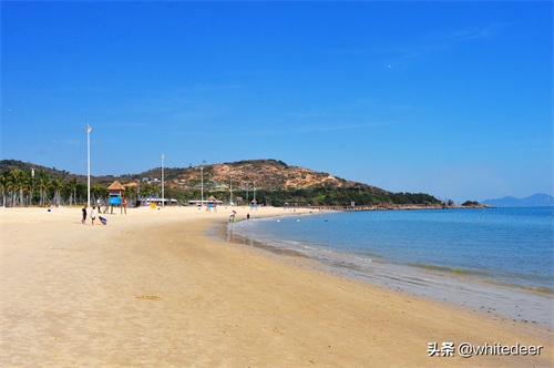 冬日的惠州大亚湾黄金海岸 -- 蓝天白云，海天一色