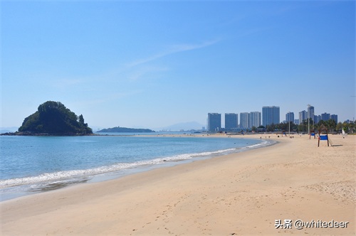 冬日的惠州大亚湾黄金海岸 -- 蓝天白云，海天一色