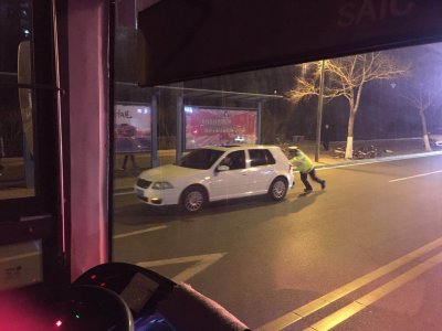 ​群众路遇交警帮忙推车 用照片记录下感动时刻