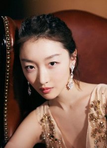 ​真服了周冬雨这小身板！短发配礼服精灵俏皮，眼角的星星飒得不行