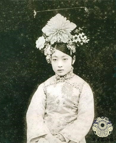 老照片还原末代皇后婉容真实样貌:图四很有气质,图七却满脸烟容
