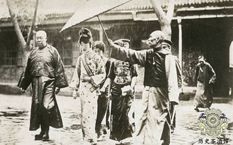 老照片还原末代皇后婉容真实样貌:图四很有气质,图七却满脸烟容