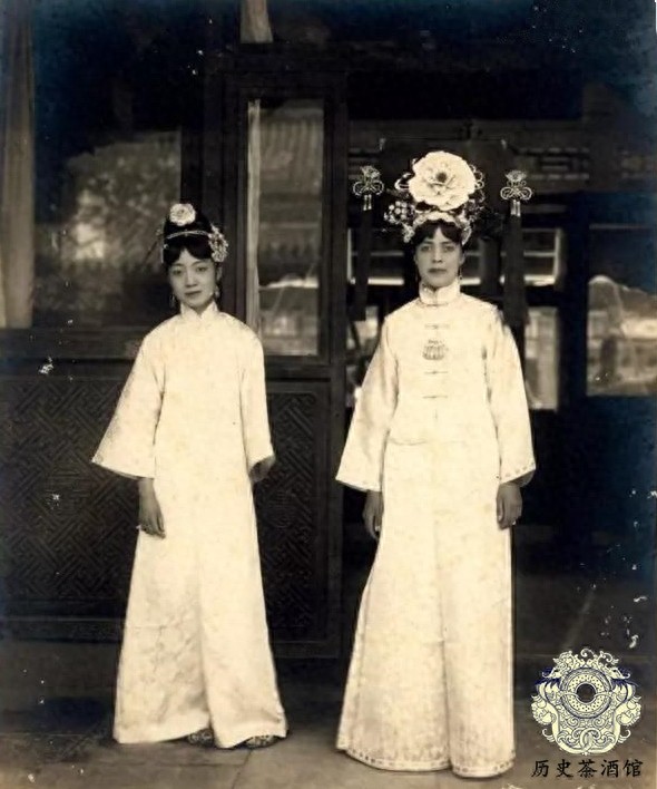 老照片还原末代皇后婉容真实样貌:图四很有气质,图七却满脸烟容
