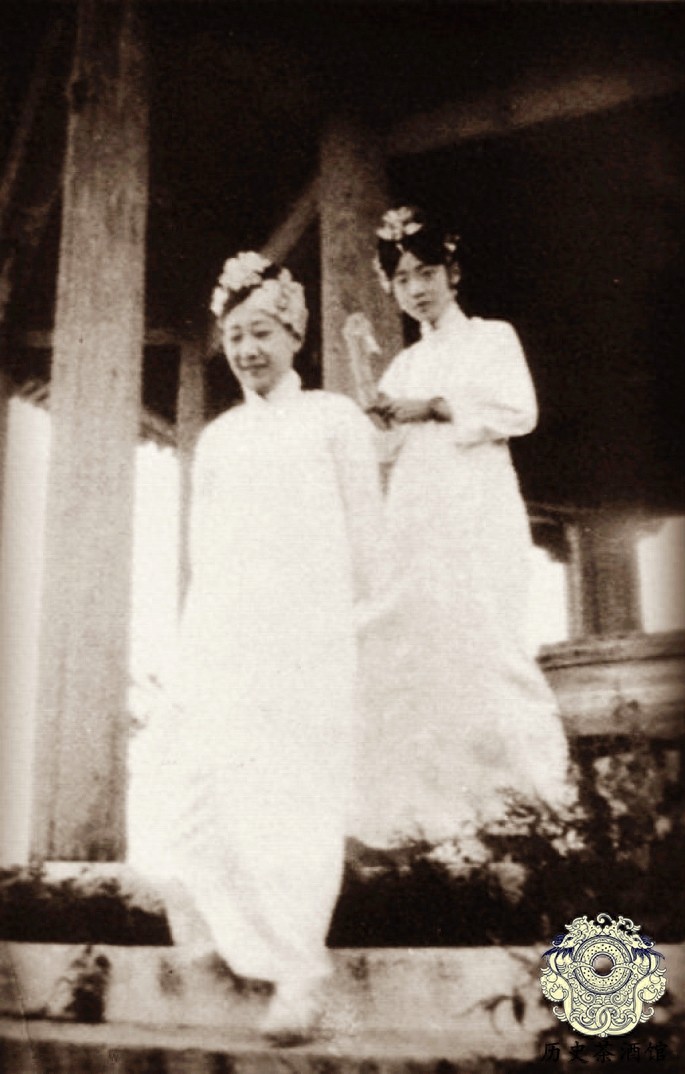 老照片还原末代皇后婉容真实样貌:图四很有气质,图七却满脸烟容
