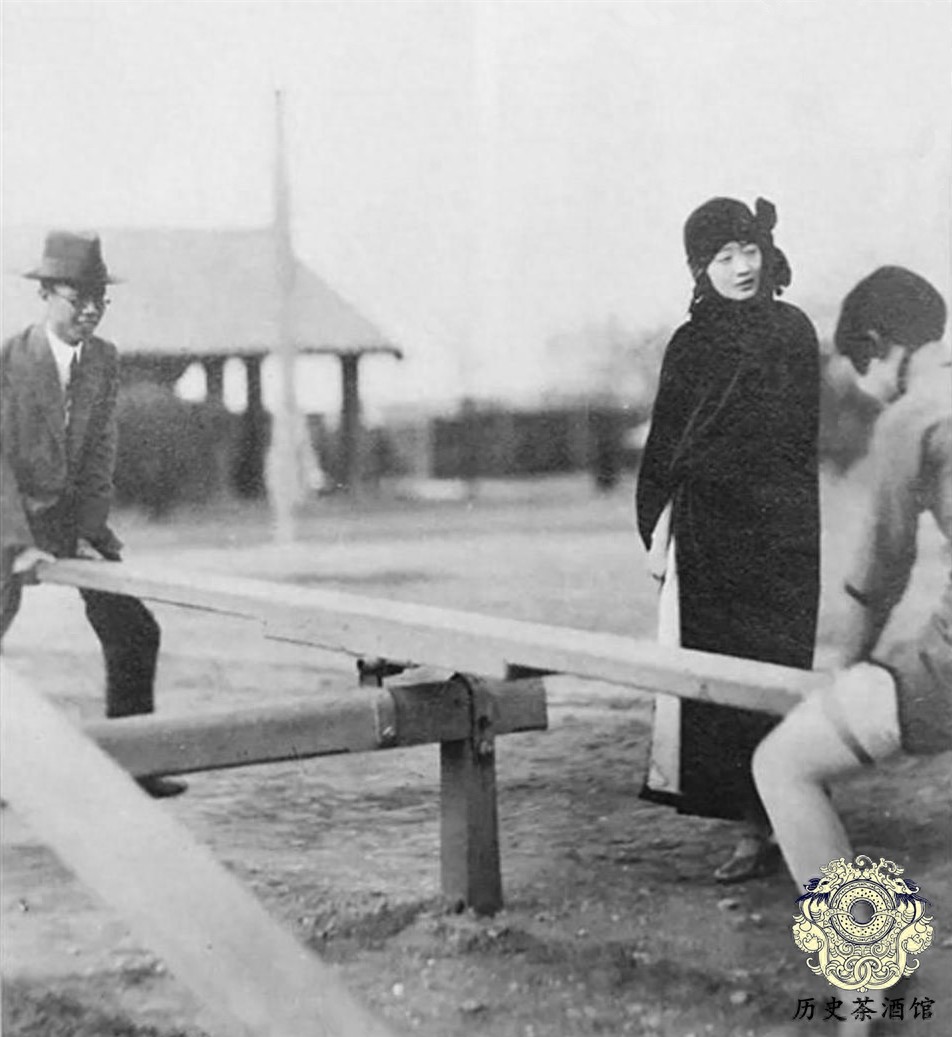 老照片还原末代皇后婉容真实样貌:图四很有气质,图七却满脸烟容