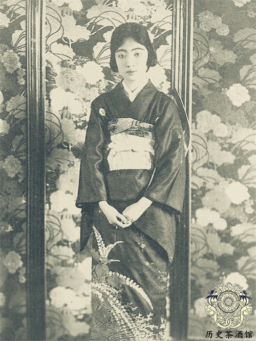 老照片还原末代皇后婉容真实样貌:图四很有气质,图七却满脸烟容