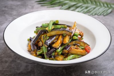 ​茄子怎么做也好吃！主要还便宜，比如说这道茄子炖豆角，美味下饭