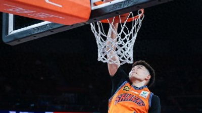 ​团队篮球至上，本土球员唱主角！上海男篮击败“联赛二当家”豪取四连胜