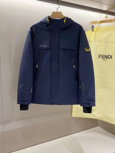 ​芬迪Fendi “小怪兽 ”眼睛羽绒服外套,简约大气的时尚感